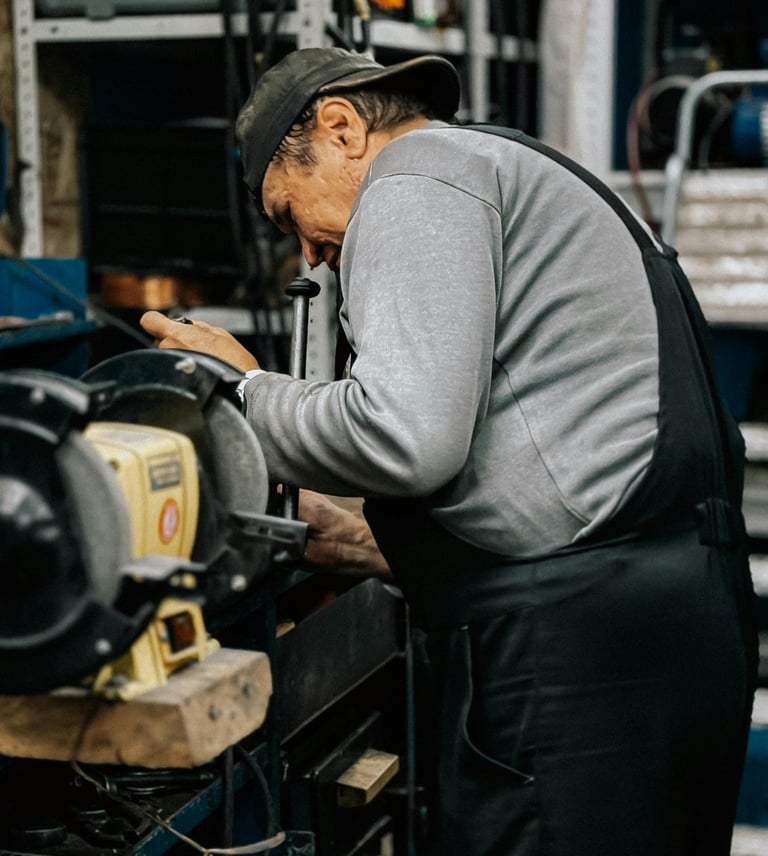 Technicien réalisant des tests et réglages sur un équipement d’atelier automobile