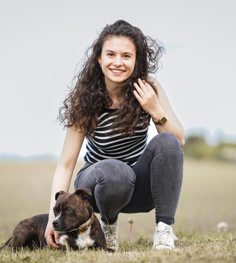 Nella mit ihrem Staffordshiere Bullterrier beim Fotoshooting