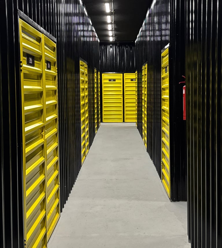 Interior da empresa MEU BOX Self Storage em Goiânia, estrutura segura para guardar estoque.