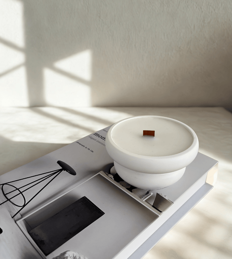 Kaars met houten lont in witte pot van Jesmonite