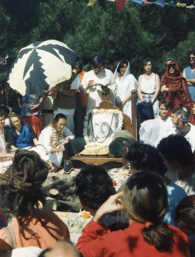 Shri Muniraji Maharaji offre una yagya, Bhole Baba Ashram, Cisternino, Italia