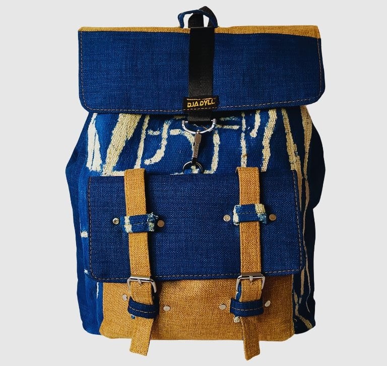 sac à dos artisanal bleu et beige en tissu Ndop avec motifs traditionnels