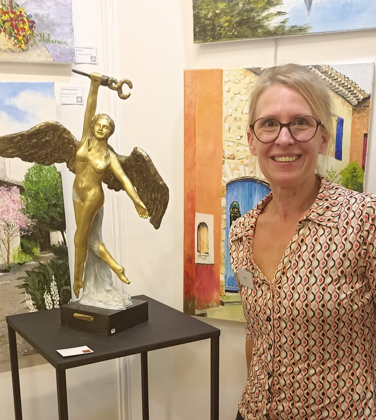 Lode, artiste sculpteur, à côté d'Iris, à l'exposition internationale de la Rochelle, 2024