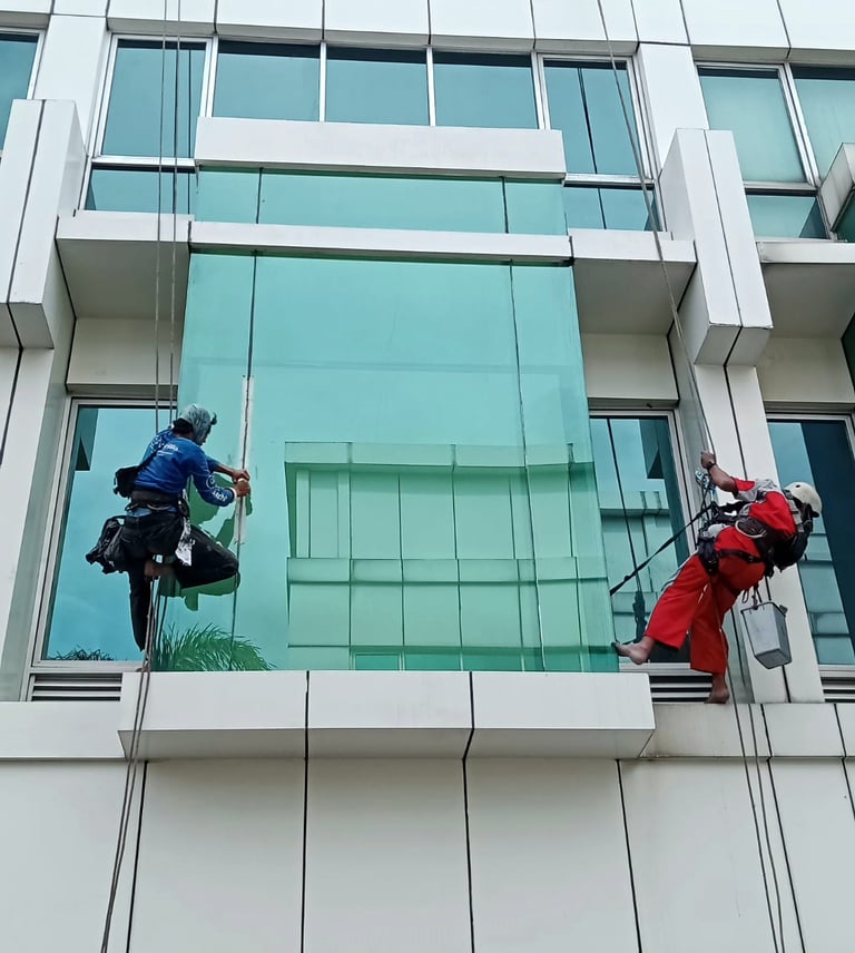 Jasa Bersih Kaca Gedung