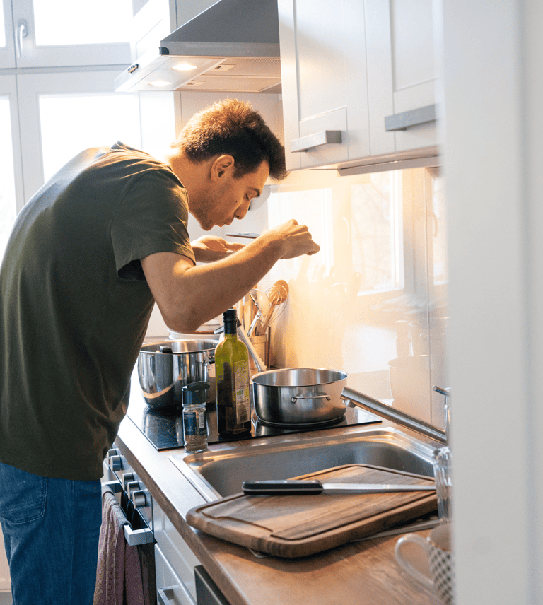Paul Stich beim Kochen zuhause - Copyright: Paul Stich - Foto: Asja Ahmetovic