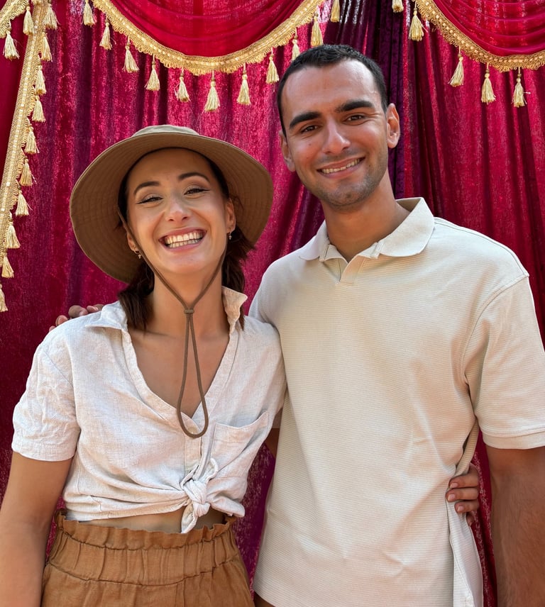 Les deux professeurs diplômé de cirque souriants