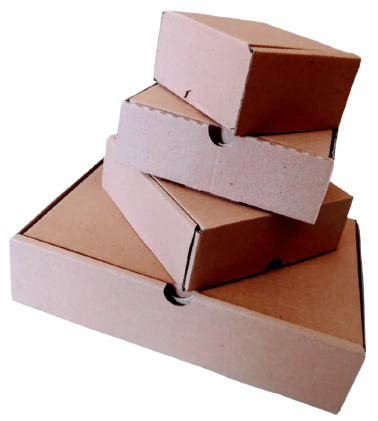 Um empilhamento de quatro caixas com um fundo branco.