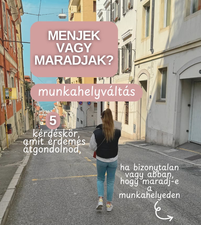 egy nő sétál az utcán lefele a magas házak között