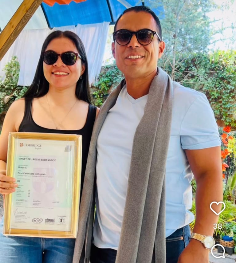 Mujer joven sosteniendo orgullosamente una certificación de Cambridge University.