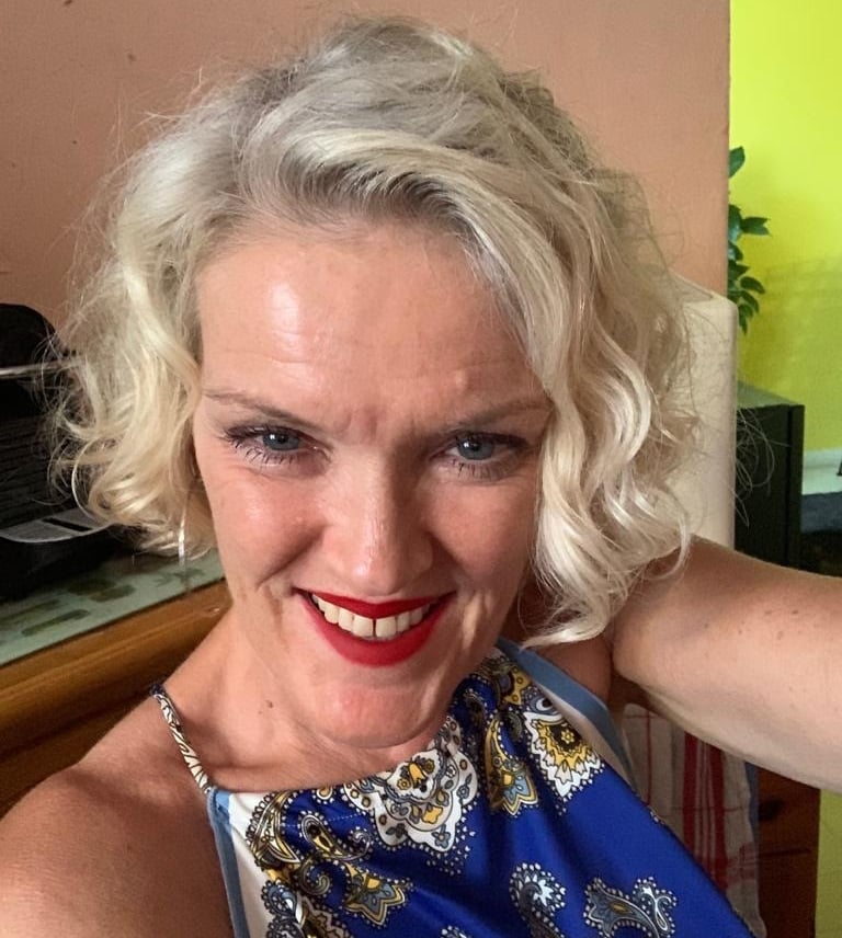 Femme blonde souriante.