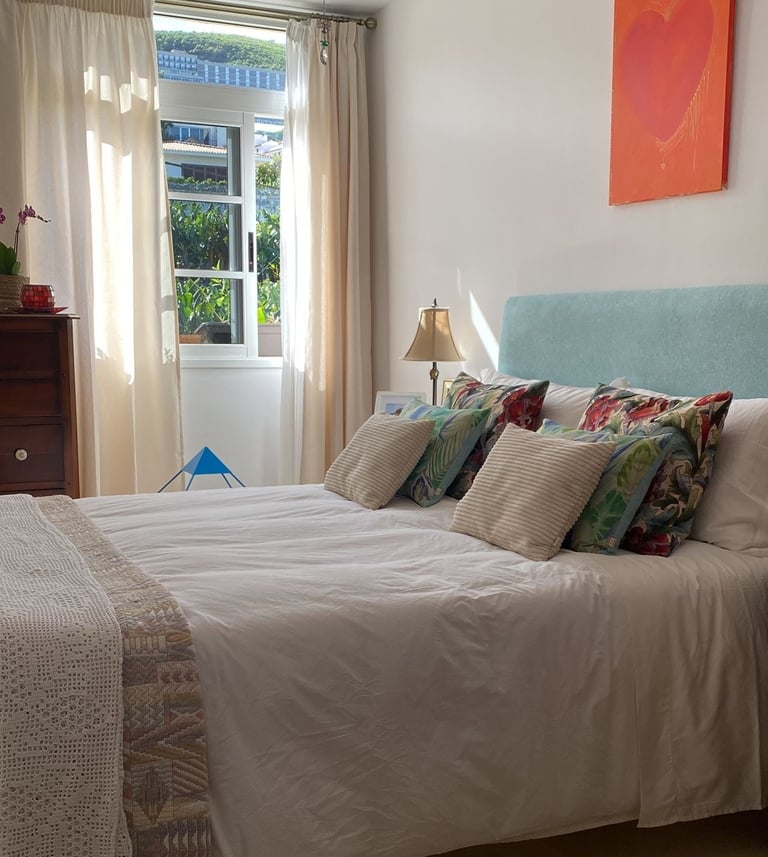 Fabricación y tapicería de cabecero, cortinas y cojines a petición del cliente. Puerto de la Cruz.