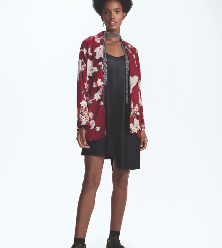 Kimono com estampa floral em fundo vermelho desenvolvida com exclusividade e pintada em aquarela