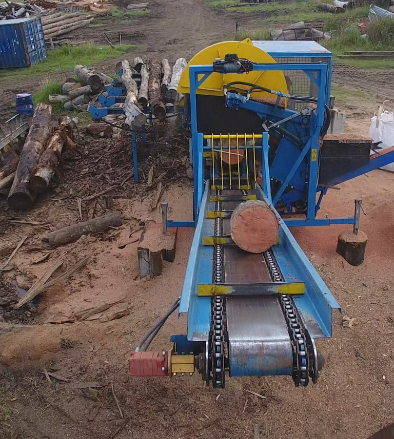 Saw elevator moving wood