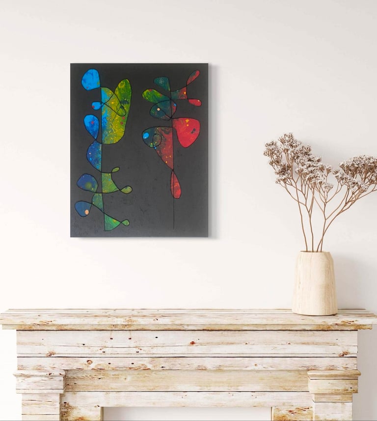 Toile abstraite bleu vert et rouge sur fond noir exposée dans un décor