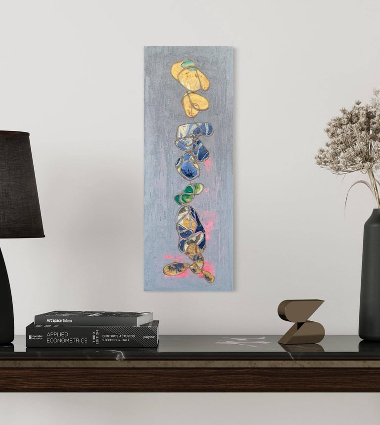 Œuvre d'art grise jaune et bleue exposée dans un décor