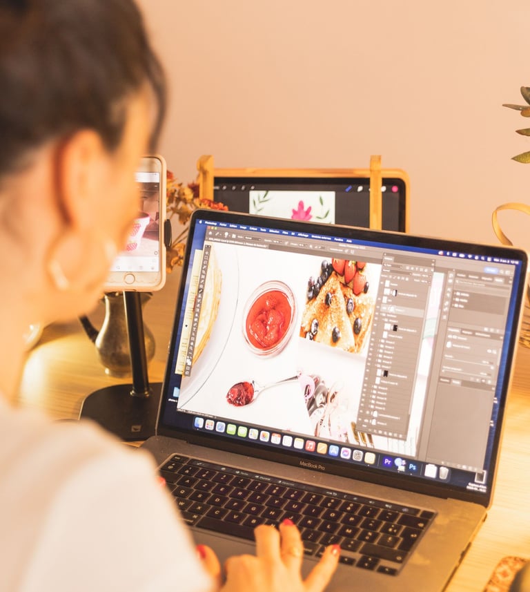 Studio graphique, travail design sur ordinateur, retouche photo