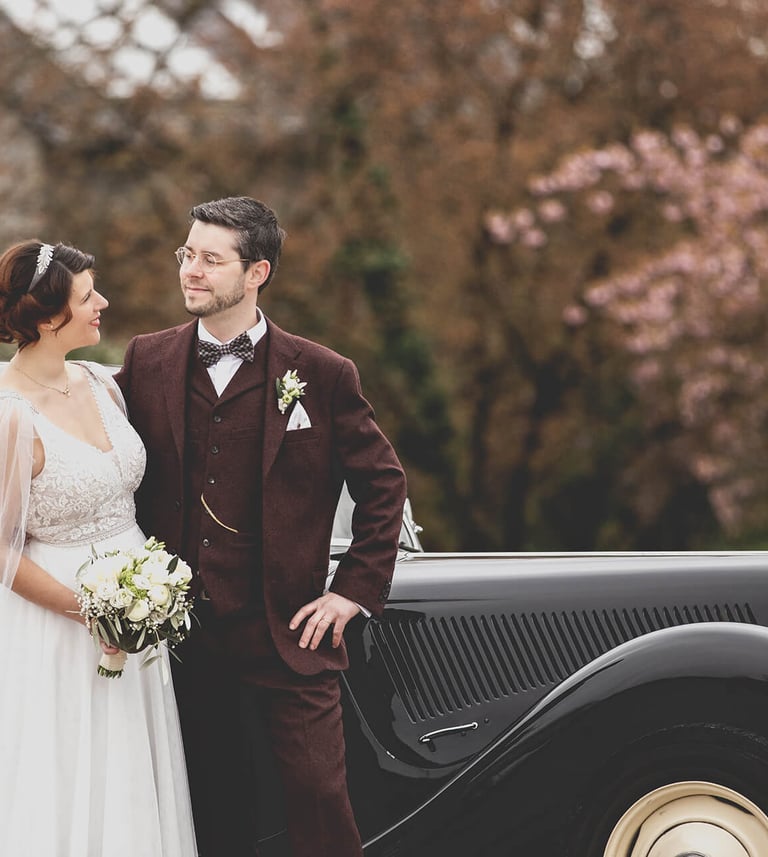 Brautpaar Vintage Hochzeit mit Oldtimer restaurierter Citroen Traction 11 CV