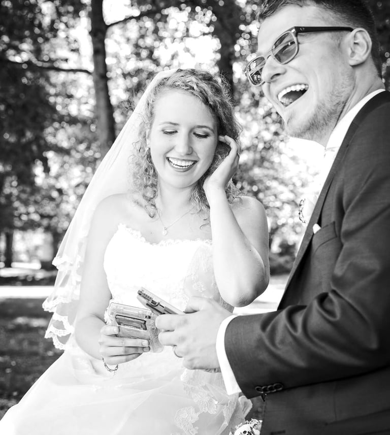 Kreative Nerd Hochzeit Wilhelmsbad Game Boy. Fröhliches Lachen.