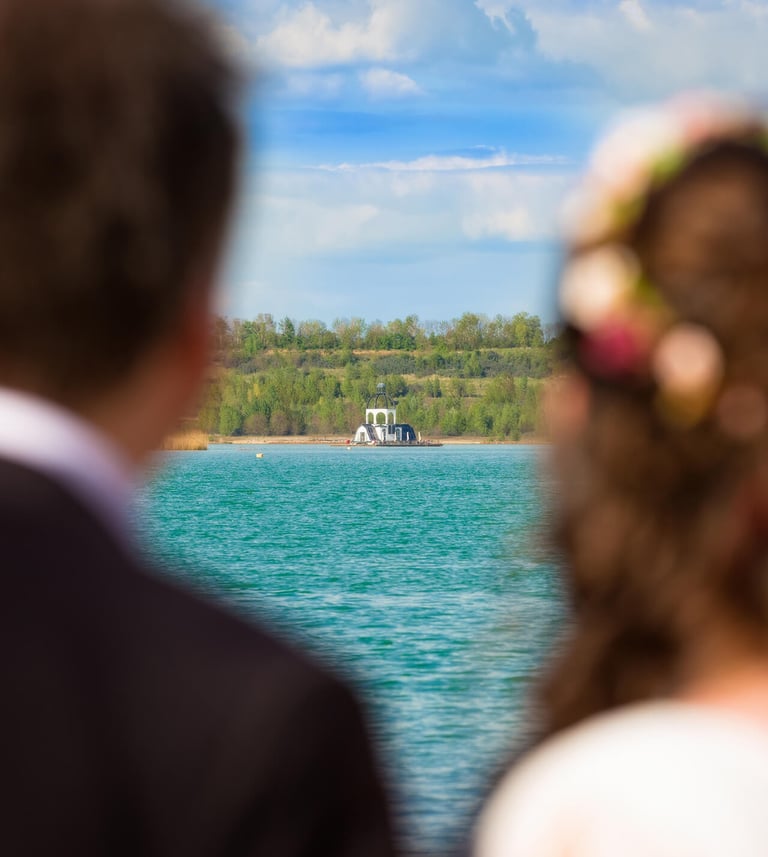 Brautpaar am See mit schwimmender Kirche Vineta