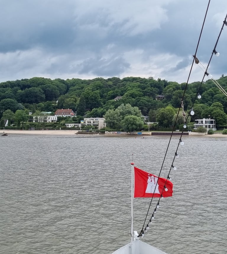 Hamburg Flagge auf Elbe vor Blankenese von Eisbrecher Stettin