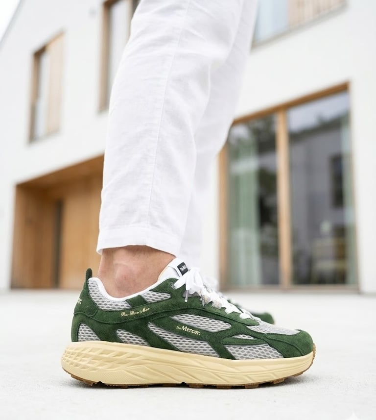 groene schoenen met een witte broek