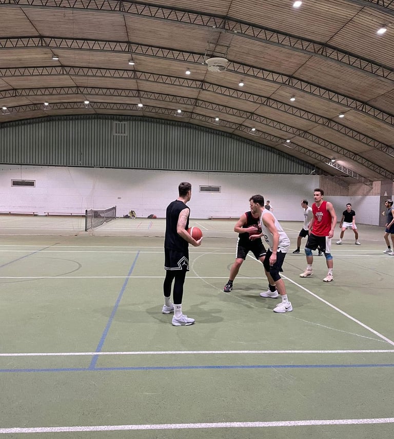 alt="Basketballspieler Alexander Rüeck in Aktion""