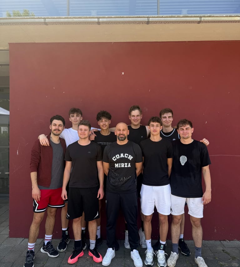 alt="Gruppenfoto der Trainingsplattform des MTV Karlsruhe mit Coach Mirza Djodjic"