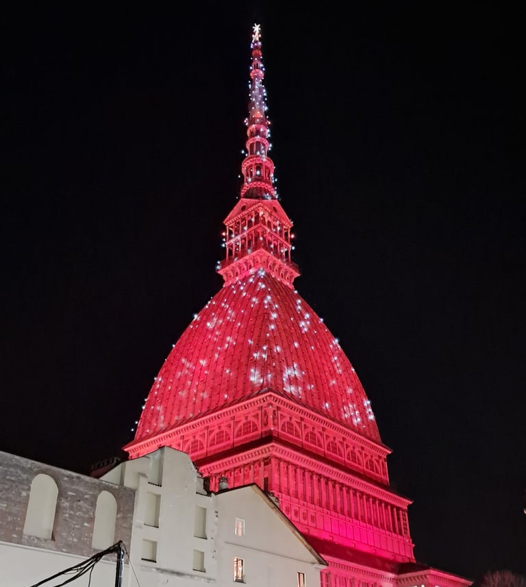 La Mole Antonelliana illuminata di rosso la notte di Natale