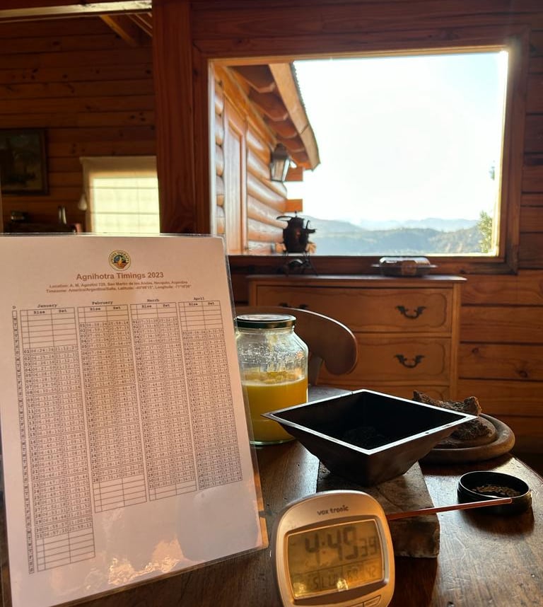 fuego sagrado agnihotra en piramide de cobre salida y puesta de sol vedas purificación de atmósfera