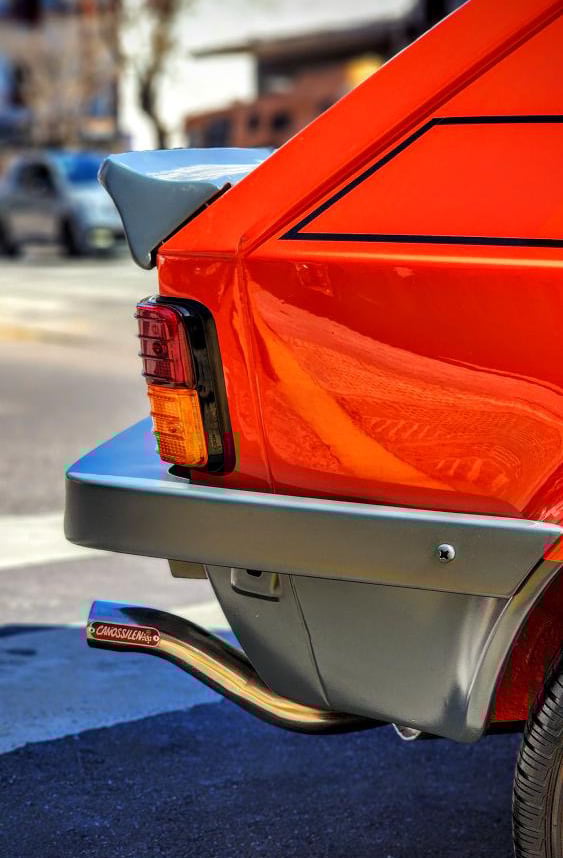 Caño de escape Cañossilen instalado en un automóvil, diseñado para rendimiento y durabilidad