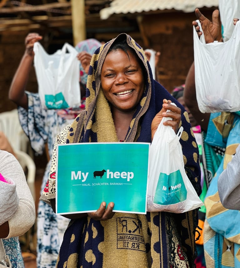 2 Bedürftige Frau erhält Fleischspende durch MySheep_