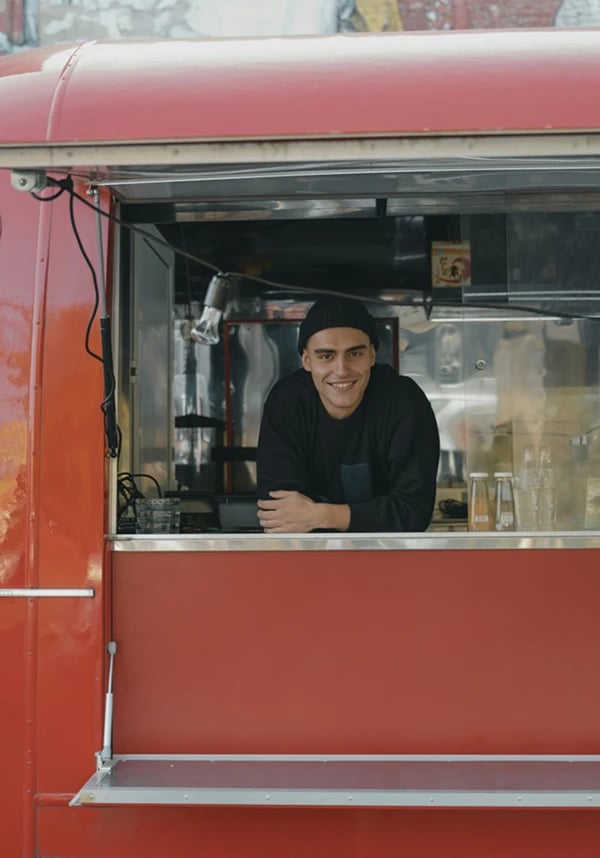 traiteur à la venêtre de son restaurant mobile (camionnette)