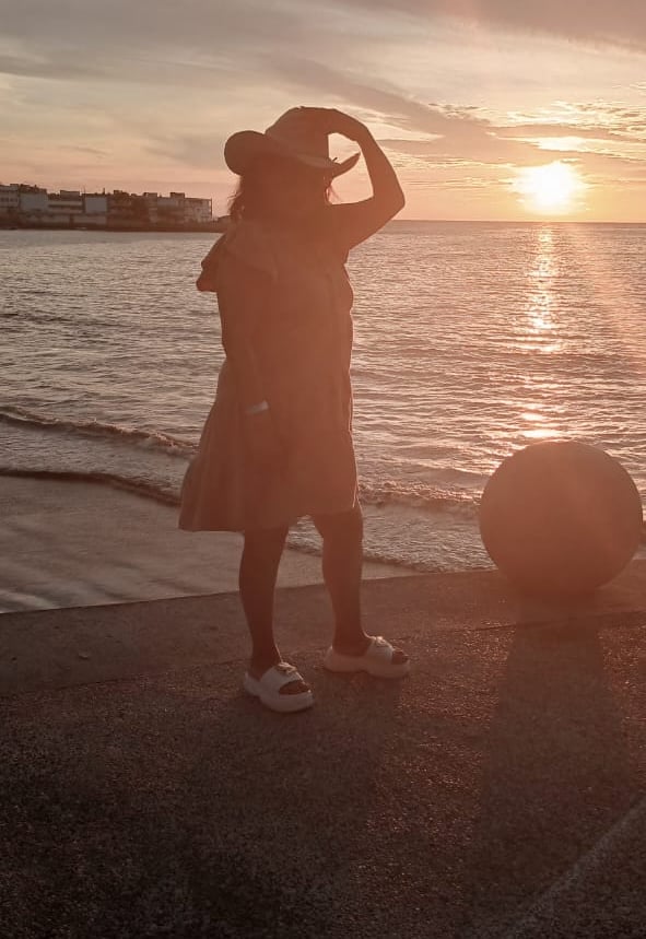 miriam sin filtros en una playa a la luz del atardecer y dando gracias por las cosas maravillosas de