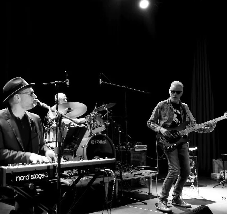 banda de música en directo en Barcelona tocando soul y funk en concierto