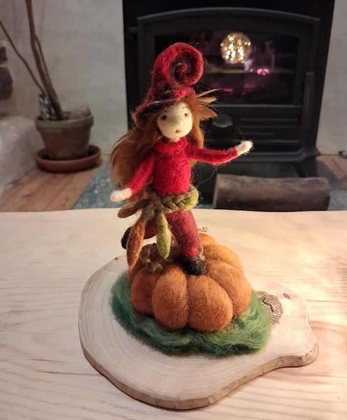 Sculpture lutine en laine feutrée à l'aiguille