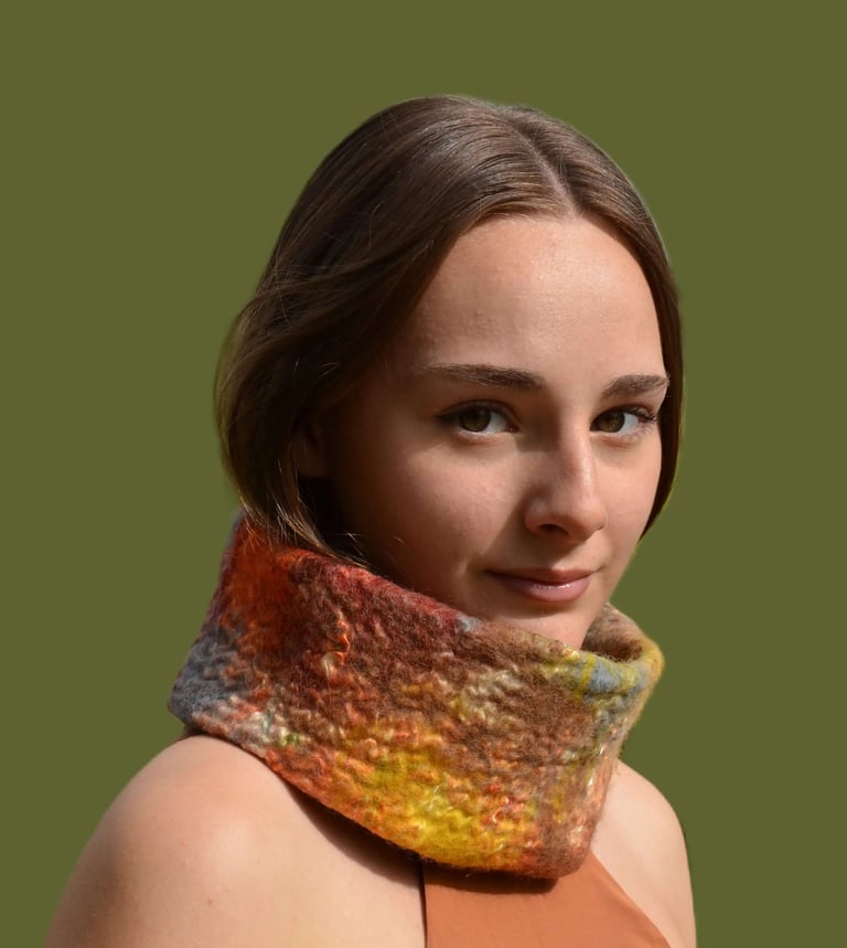 Tour de cou nuno dans les tons marrons orangés en laine feutrée à la main 