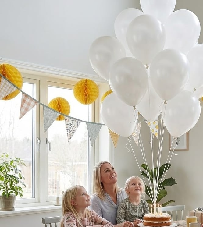 gezin die kijk naar eco silver ballonnen