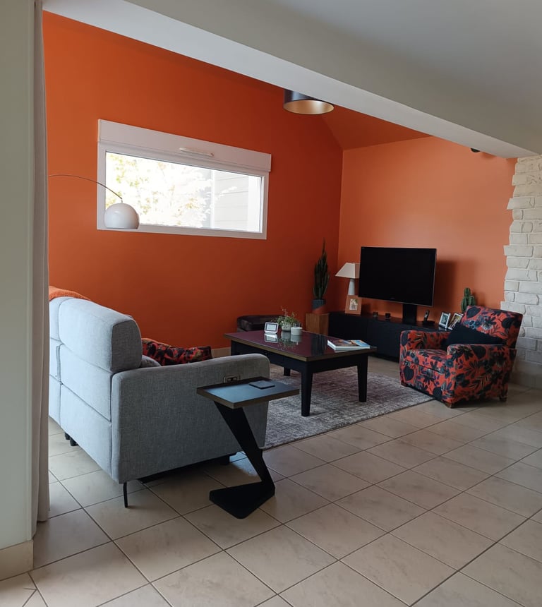 salon avec les murs peint en orange