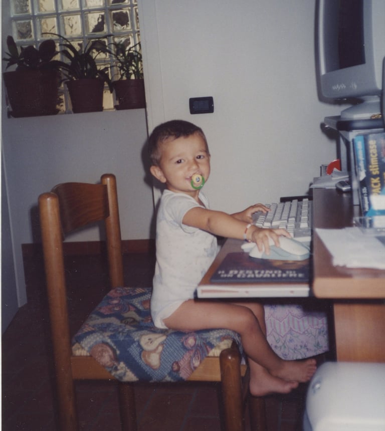 Gabriel seduto sul PC