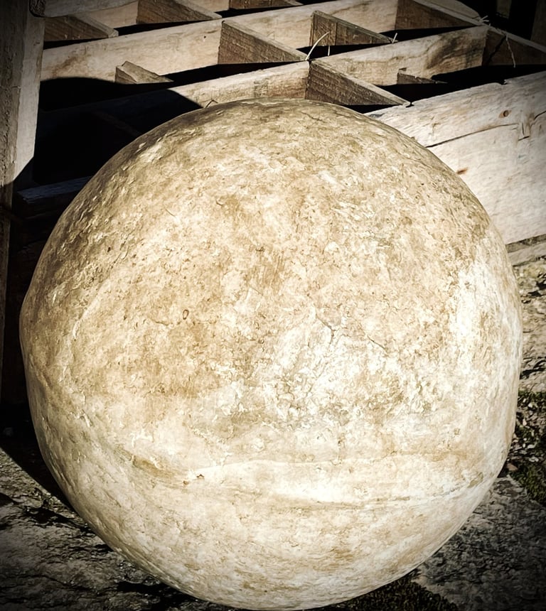 sphère en argile végétale élaborée à partir de papier recyclé. imitation pierre