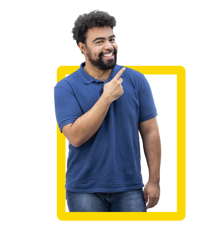 homem com camisa azul apontando o indicador direito sobre o ombro esquerdo