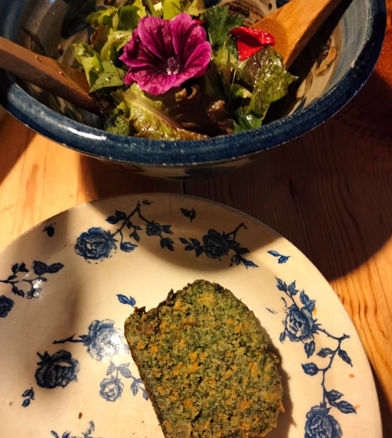 Salade sauvage et cake à l'ortie