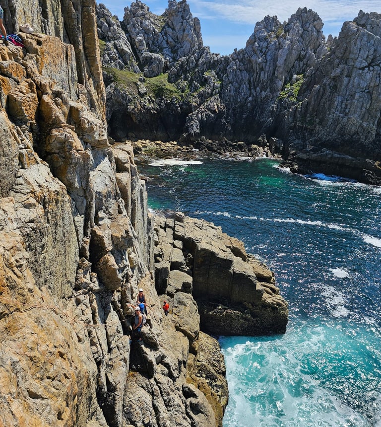 Stage escalade en terrain d'aventure ou trad sur la pointe de Pen Hir. Escalade en Bretagne.
