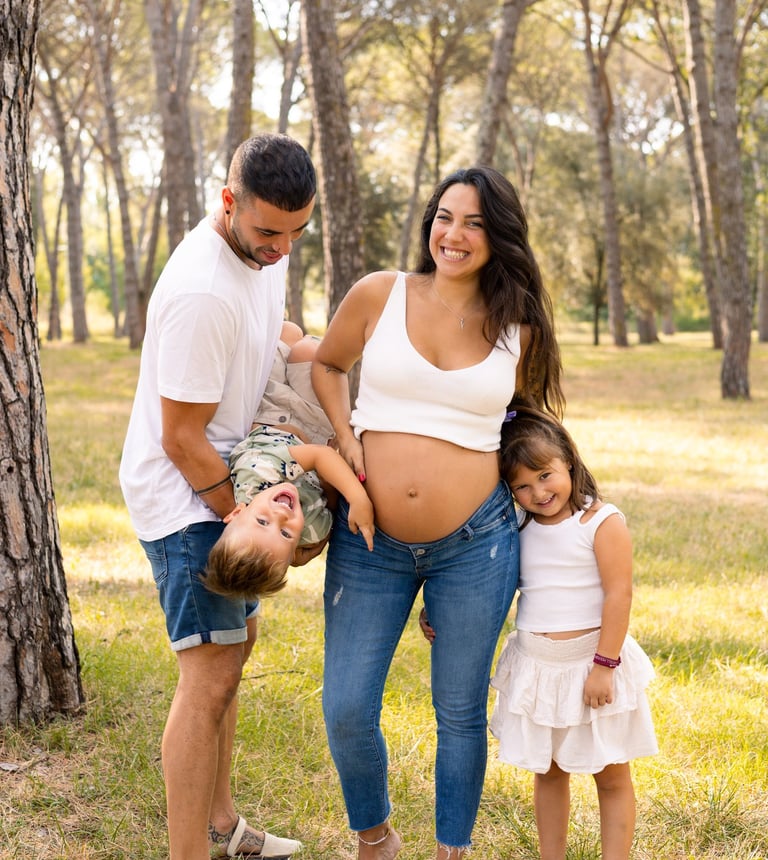 Sessió de fotos familiar a Girona amb una família feliç en un entorn natural exterior