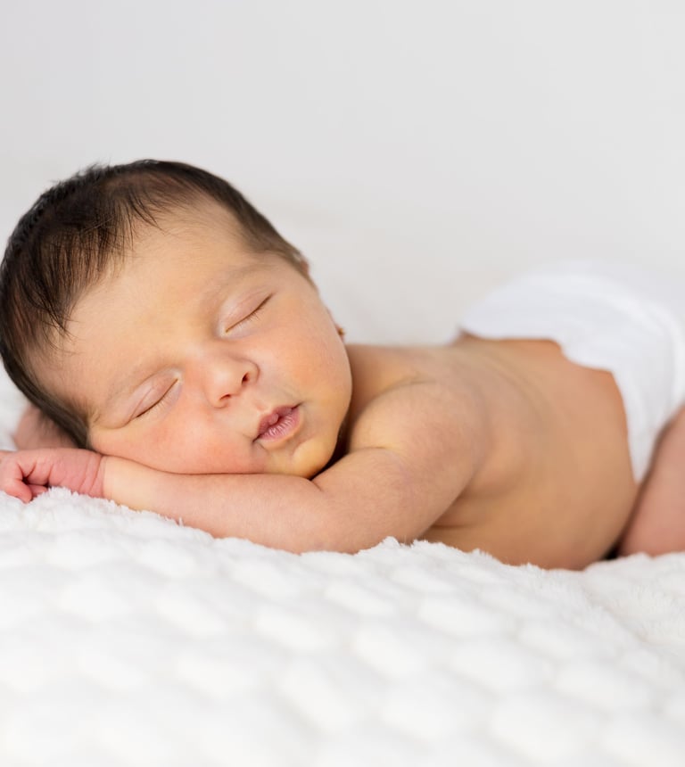 Sessió de fotos newborn a Girona amb una bebè recent nascuda dormint en estudi fotogràfic