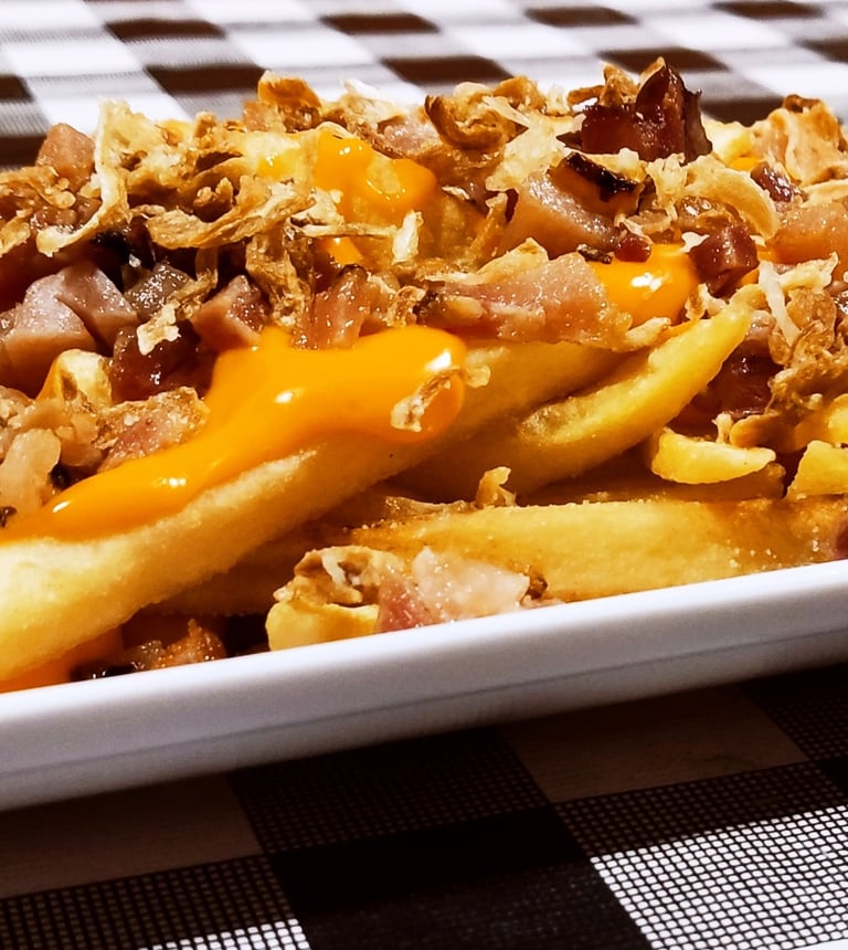 Batata frita com cheddar e bacon artesanal crocante do Rancho São Bento em Juquitiba.