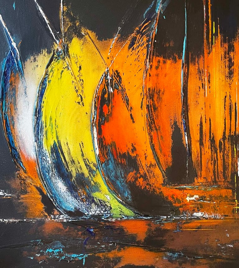 une tableau peint sur fond noir avec des voiles de bateaux abstraite de couleur jaune orange rouge