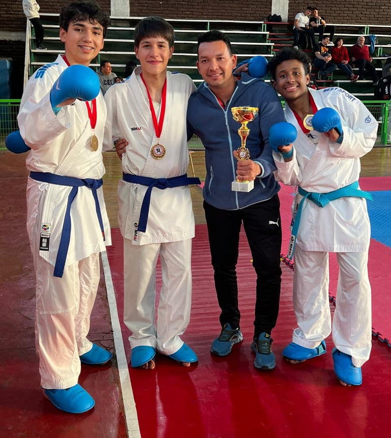 atletas de alto rendimiento ganadores de torneo nacional junto con sesei del dojo levantando copa 