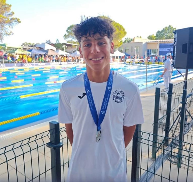Nadador posando con la medalla de oro