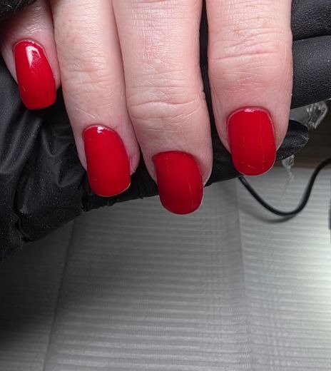 Gros plan main vernis gel rouge